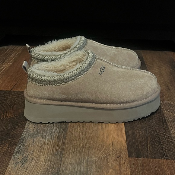 EUC UGG Women’s Platform Suede Moccasin/Clog with fur inside Size 8! - Picture 2 of 16
